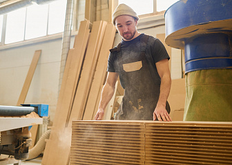Сборщик изделий из древесины